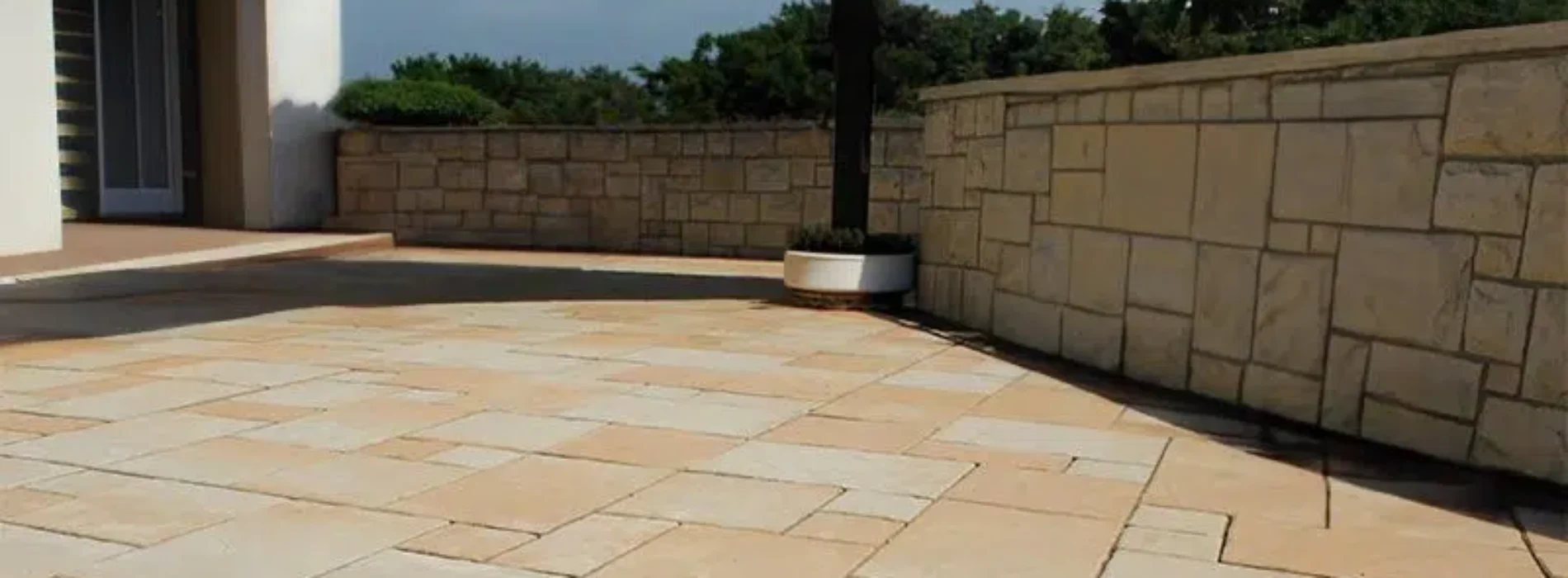 Podjazd na lata  – jak dobrać podbudowę, odwodnienie i format kostki?